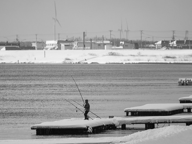 冬の石狩川でカレイを釣る人